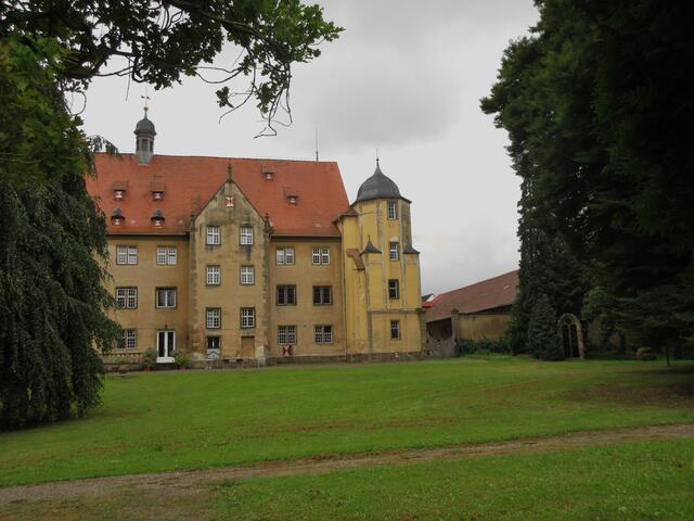 Der Turm rechts ist von vorne nicht zu sehen, da er das Hauptgebäude nicht überragt.
