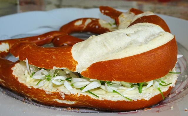 Ich probier's mal wieder mit meiner genialen Bärlauchblütenbutterbrezel. Absolut lecker :-)