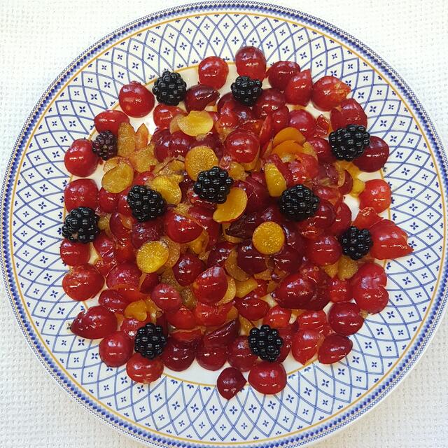 Wilde Pflaumen mit Zuchtbrombeeren, Draufsicht