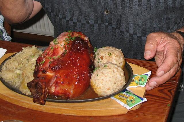 Haxe mit Kraut und Knödel (Gasthaus)