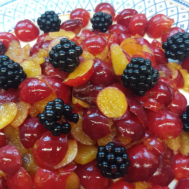 Wilde Pflaumen mit Zuchtbrombeeren, Seitenansicht