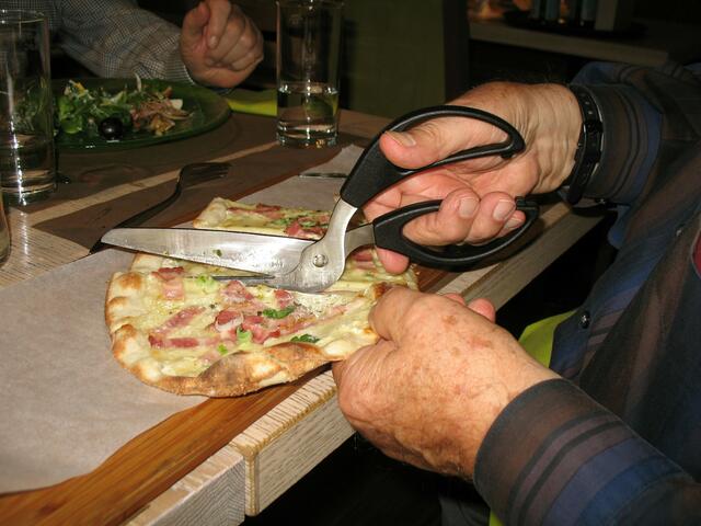 komisches Pizzaschneidewerkzeug (Gasthaus)