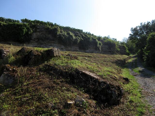 Hier wieder Reste eines gesprengten Bunkers.