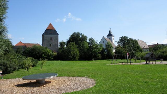 Blick auf die Horkheimer Burg und die Georgskirche