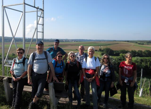 Ausblick auf die Neckarschleife, im Hintergrund Lauffen, das Zementwerk.