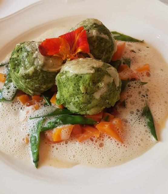 Vegetarisches aus der Jagstmühle: Spinatrahmknödel auf buntem Gemüse