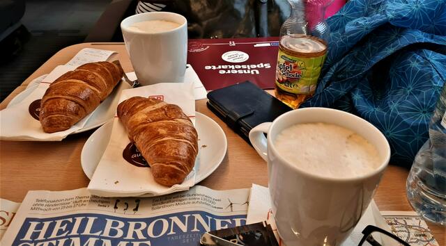 ... Frühstück im Zug