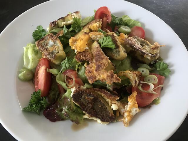 Maultaschen auf Salat