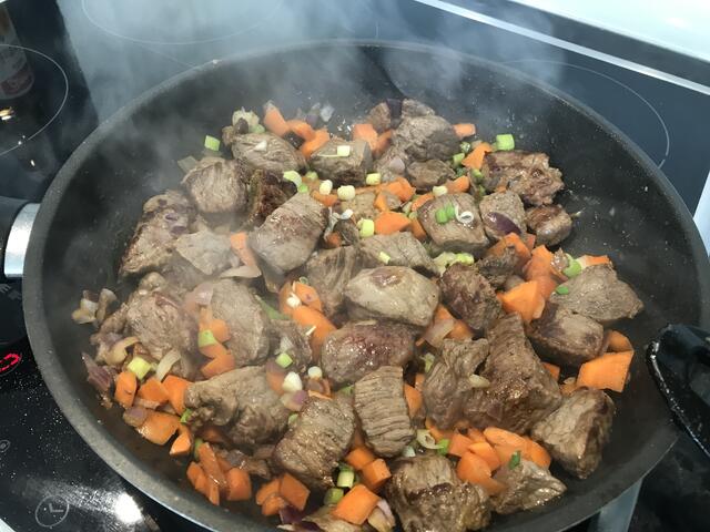 Rindergulasch, muss noch schmoren