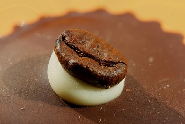 Kaffeebohn auf Sahnetrüffel