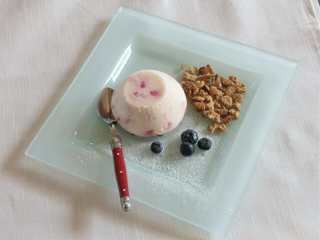 Selbst gemachtes Eis mit Himbeeren