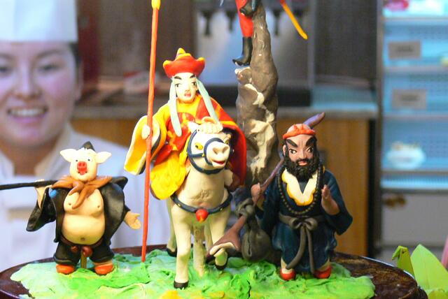 Kunstvolles Marzipan (Künstlerin im Hintergrund)