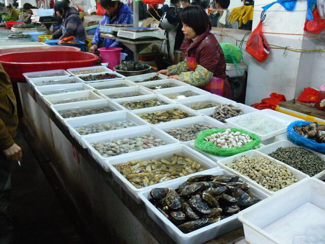 Angebot auf einem Stedtteilmarkt in Shanghai