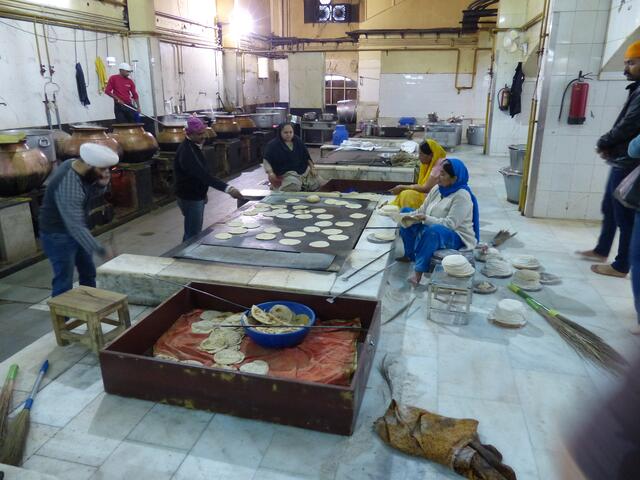 Küche im Sikh-Tempel Delhi am Sonntag bei der Speisung für jedermann