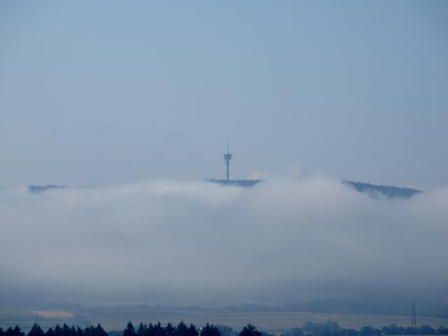 Der Funkturm auf dem Stromberg scheint über den Wolken (Nebelschwaden) zu schweben