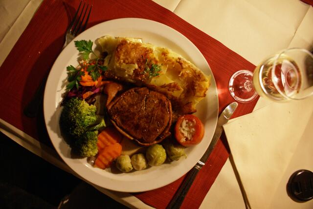 Schweinslendchen, mit Speck umwickelt