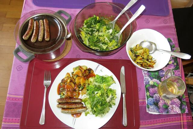 Röstkartoffeln mit Nürnberger Würstchen und grünem Salat. ( Selbst zubereitet, weil meine Frau im KH war.)