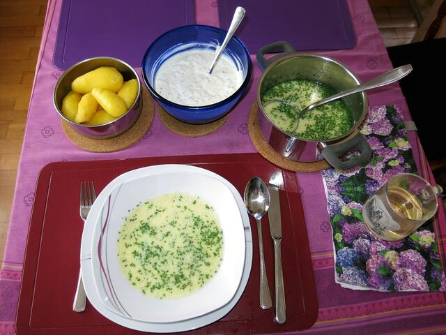 Einlaufsuppe. Kartoffeln und Quark. ( Selbst zubereitet, als ich allein war.)