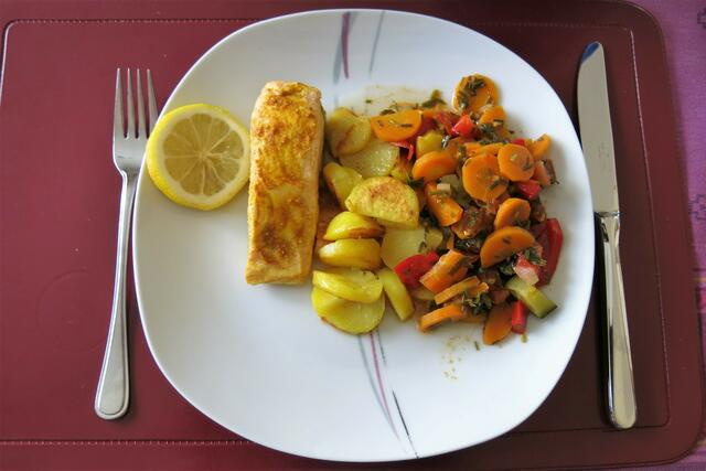 Gedünsteter Lachs mit gerösteten Kartoffeln und Gemüse. (Selbst zubereitet, als ich allein war.)