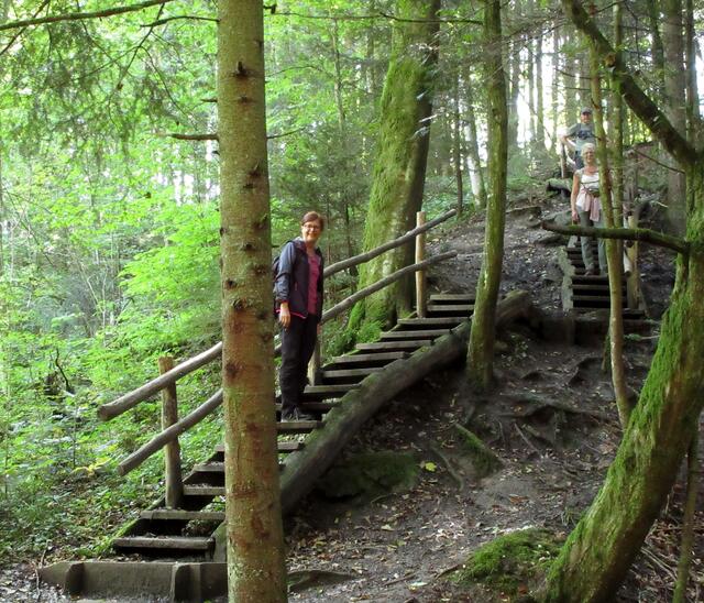 Nach dem Hinteren Wasserfall wird es dann doch noch abenteuerlich und auch sehr matschig. Zum Glück ist die Treppe noch begehbar und so kommen wir hinaus ans Licht