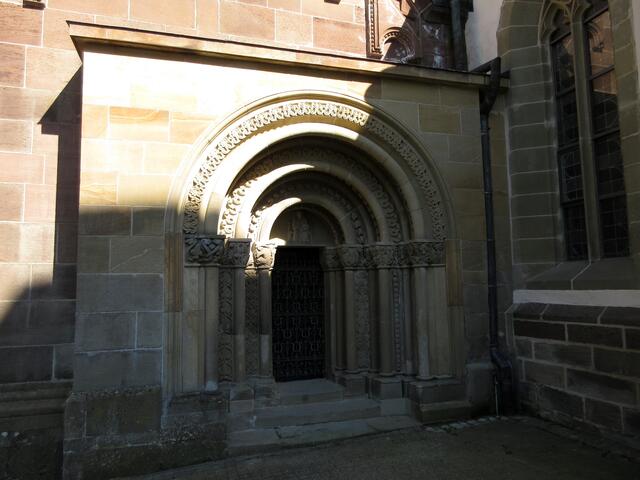An die Basilika der evangelischen Stadtkirche ist die Walterichskapelle angebaut. Uns haben die filigranen Verzierungen in den Torbögen beeindruckt.
