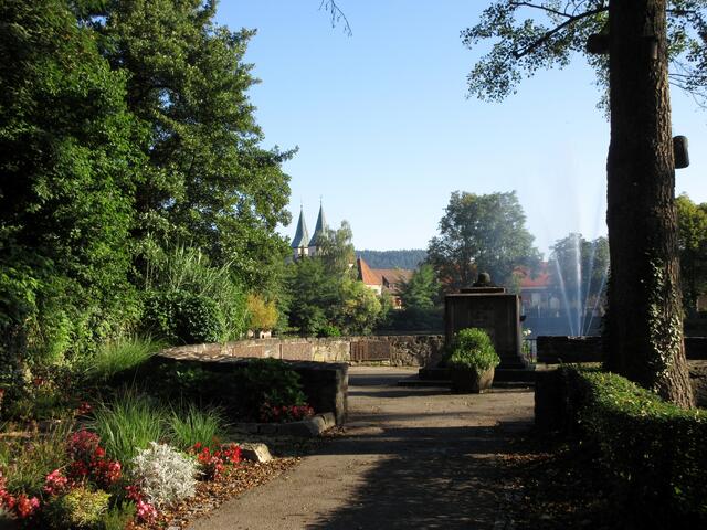 Auf der kleinen Insel befindet sich ein Kriegsdenkmal im Feuersee