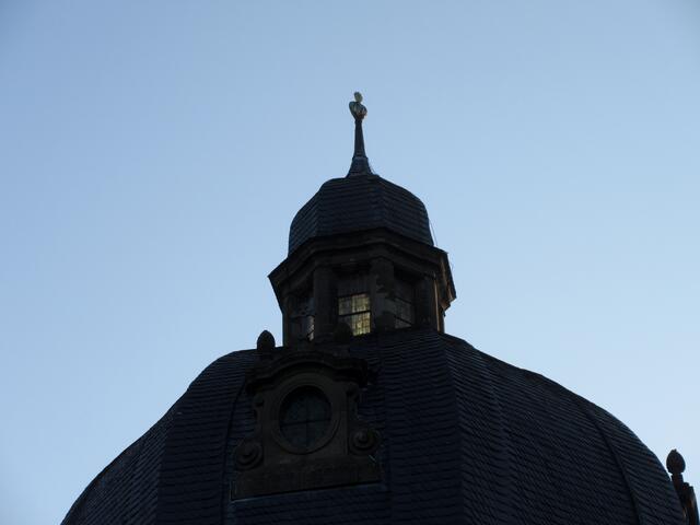 Ankunft auf dem Kreuzberg und die Sonne steht noch so tief, dass es scheint als würde in der Heiliggrabkapelle Licht brennen.
