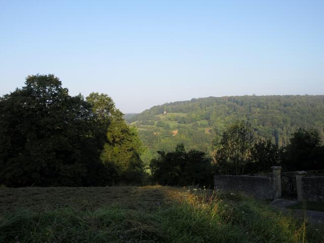 Gegenüber beim Storchenturm sind die Hänge schon im Sonnenschein