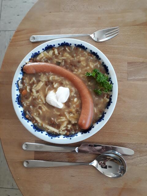 Das darf doch nicht fehlen: Linsen und Spätzle mit Saitenwurst