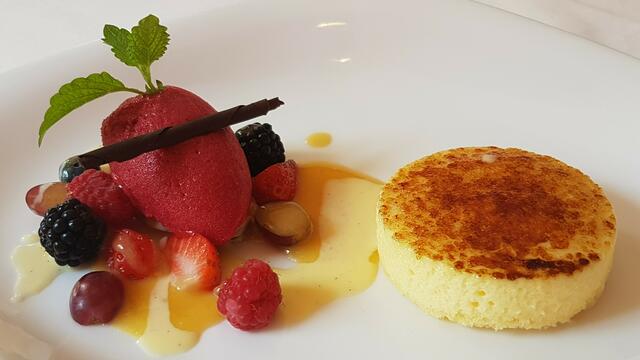 Gratinierter Limonenflan mit Brombeersorbet und Waldfrüchten, Jagstmühle