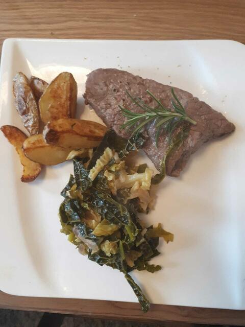 Rindersteak mit Ofenkartoffeln und Wirsinggemüse