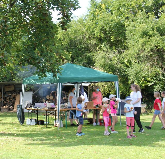 Stärkung mit frischer Grillwurst und Getränk.