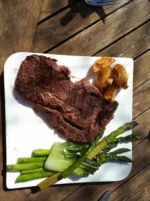 Rumpsteak mit Ofenkartoffeln und Spargel