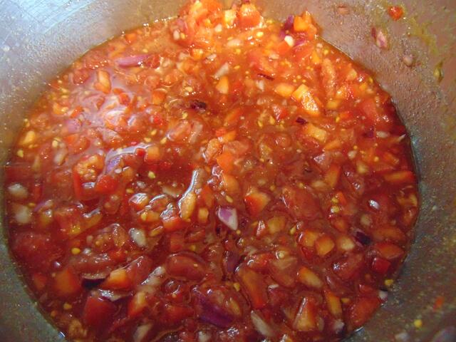 ... davon koche ich eine Tomaten-Paprika-Sauce nach etwas abgeändertem Rezept ...