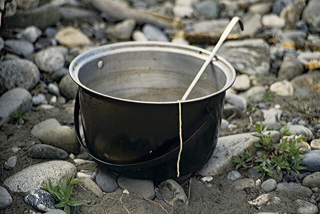einer blieb übrig im Hordentopf beim Camping