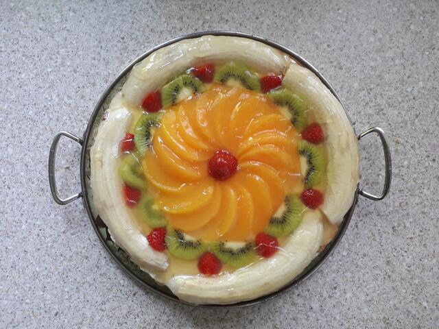 Die Obstdeko auf dem Kuchen bringt´s und ist auch schön anzusehen.