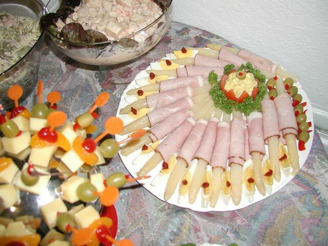 Zu Essen in den 50ern gehören natürlich auch die geliebten Spargelröllchen. Guten Appetit!