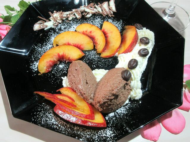 Mousse au Chocolat mit frischen Pfirsichen