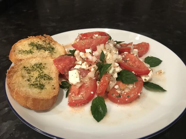 Tomatensalat mit Kräuterbaquett