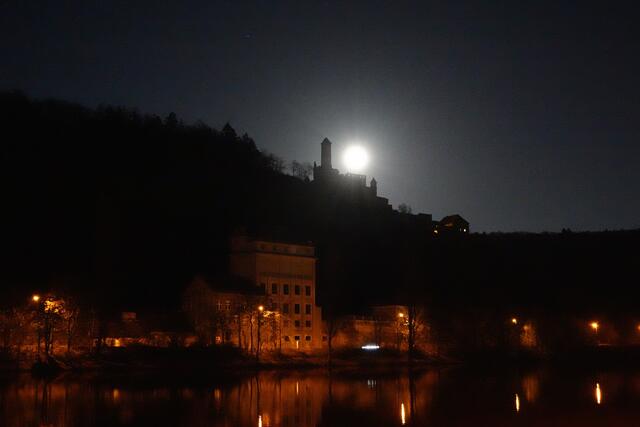 Nur wenige Male im Jahr so zu sehen: Der Vollmond geht hinter der Burg Hornberg auf, Götz lässt grüßen.