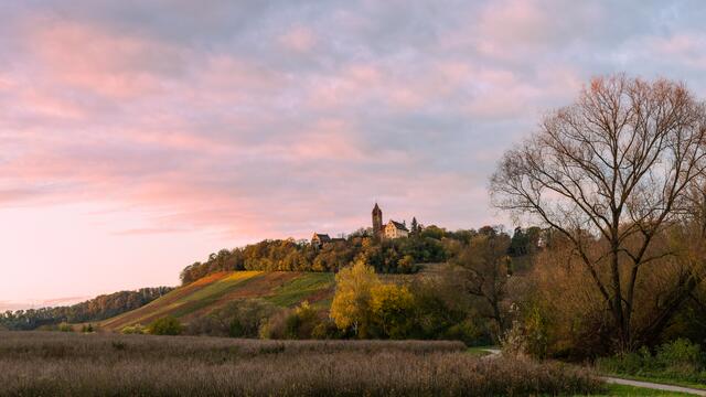 Schloss Stocksberg im herbstlichen Sonnenuntergang