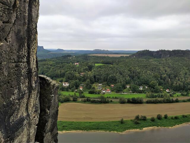 Direkt gegenüber der Basteibrücke ist die Feste Königstein zu erkennen.