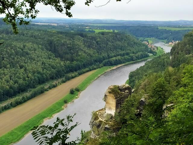 Der Blick geht tief hinunter auf die Elbe und weit übers Land.
