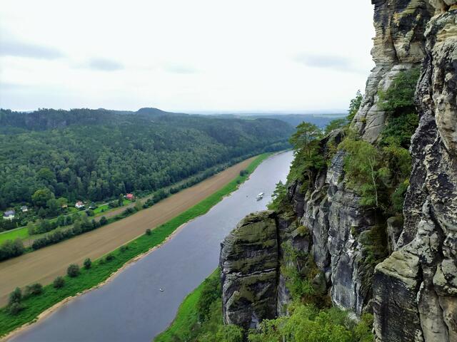 Der Basteifelsen fällt fast senkrecht 174 m zur Elbe hinab. Das große Ausflugsschiff der "Weißen Flotte" sieht wie ein kleines Spielzeug aus.