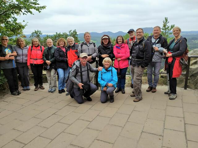 Die Wandergruppe - zwei Wanderfreunde fehlen hier - ist ganz guter Dinge. Unsere beiden Wanderguides sind hier auf die Knie gegangen ;-)