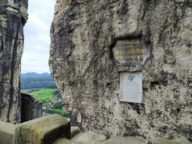 Diese Tafel soll an die erstmalige Erwähnung der Bastei in der Reiseliteratur erinnern.