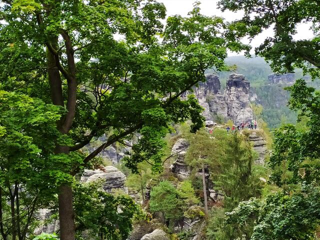 Von der Brücke hat man tolle Ausblicke auf die verschiedenen hohen Felstürme. Anhand der "ameisengroßen" Menschen kann man ganz gut die Größe der Felsen erkennen.