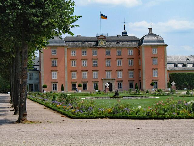 Blick auf einen Teil des Schwetzinger Schlosses
