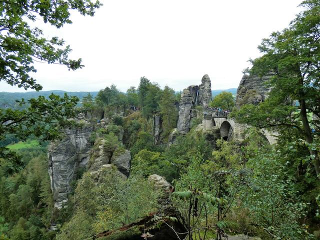 Die Größe der Besucher lässt die Dimension der hohen Felstürme der Bastei nochmal sehr gut erkennen.