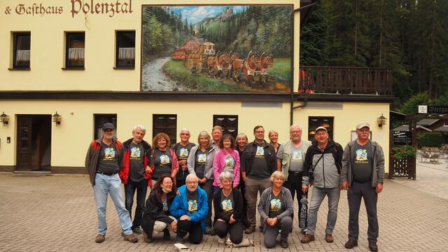 Unsere bunte Truppe in der Sächsischen Schweiz. Los geht's in Richtung Bastei :-) | Foto: Lothar Winkler